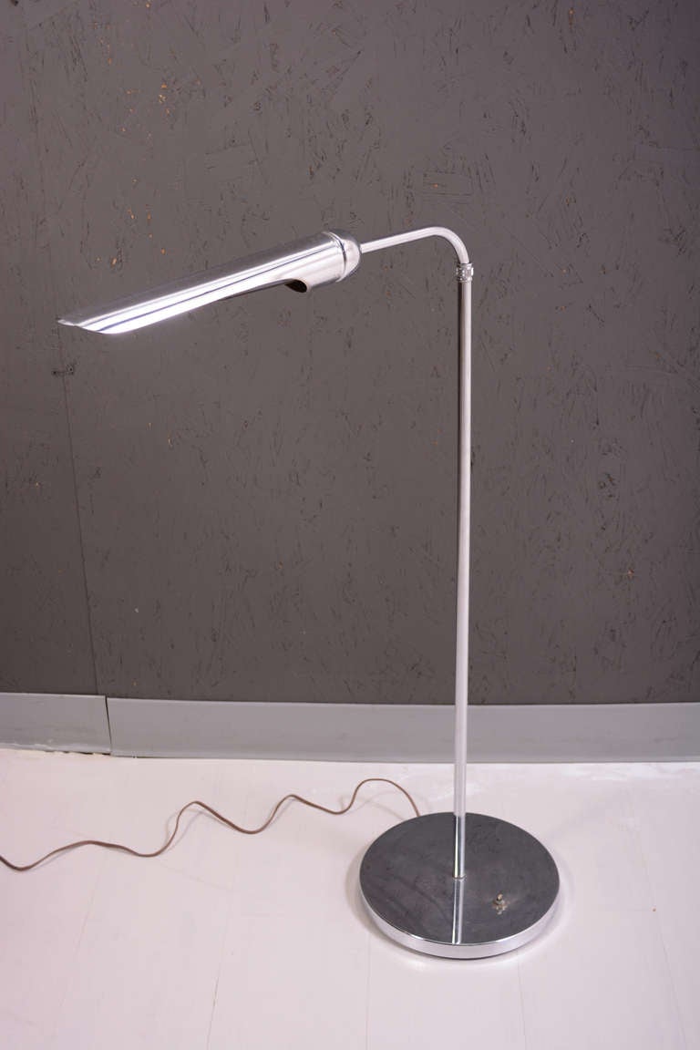 For your consideration a chrome plated pharmacy reading lamp with adjustable height.

Unmarked,