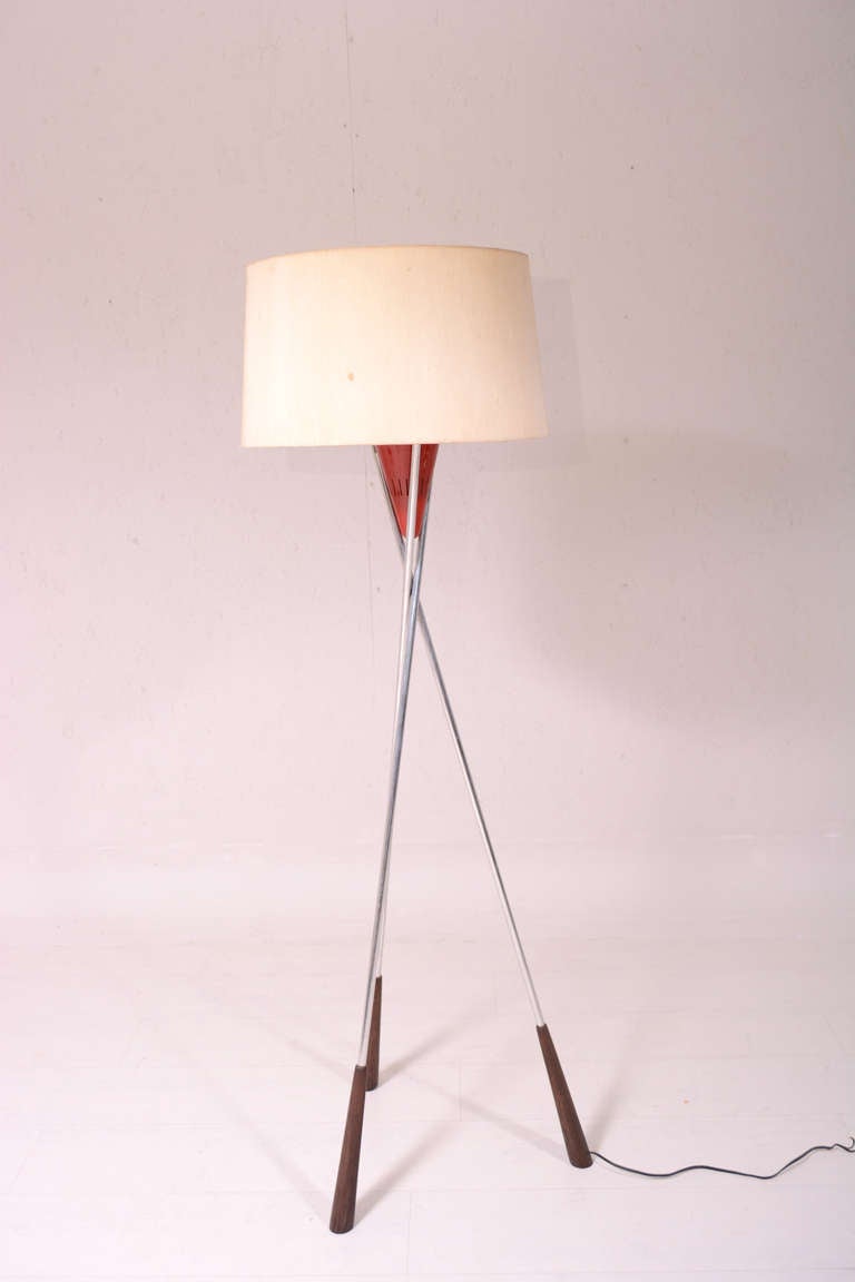 For your consideration a tripod floor lamp constructed with aluminum base, walnut wood base and aluminum shade painted in red color. 

Shade 20" in diameter x 10" H included.