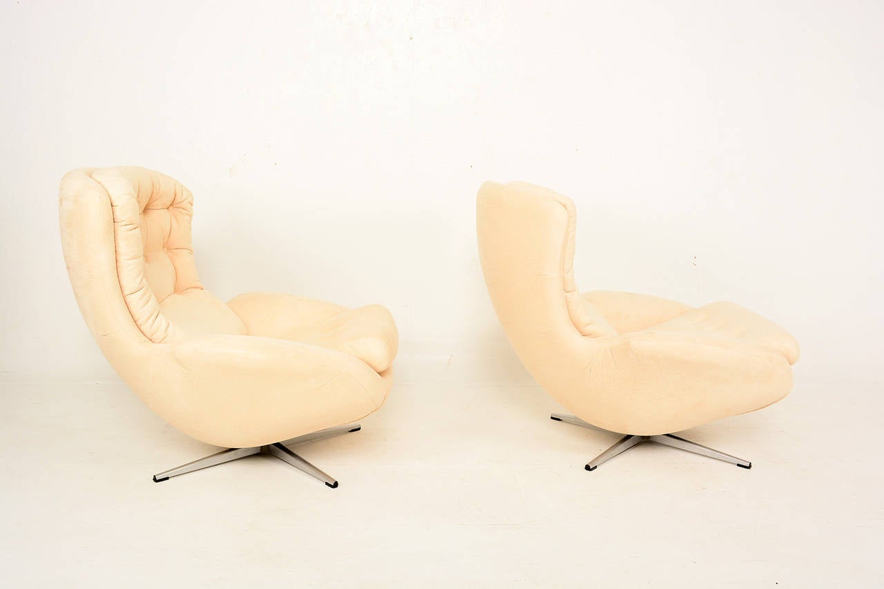 For your consideration a pair of futuristic lounge chairs made in Sweden by Contura Mobler. 

Mounter in four star base. Light weight with new ivory upholstery. 

Stamped underneath with makers label.