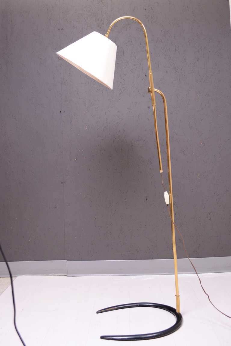 For your consideration a vintage italian floor lamp with adjustable height. 

New shade can be positioned in different angles, and the height can be adjusted also as desired. 

The base in in cast iron with a horseshoe shape with original black