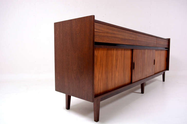 For your consideration a credenza by Michael Van Buren for Domus Mexico. 

Constructed with walnut and mahogany wood. 

Top section has three pull out drawers, bottom has storage area with sliding doors.

Clean modern lines.