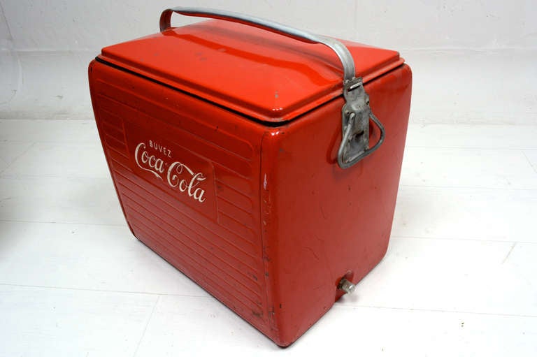 For your consideration a vintage Coca Cola cooler in original red paint with white Coca Cola logo.

All original parts. Lid closes tight with secure latch, has an upper tray, very handy and large compartment in galvanized metal.

It has