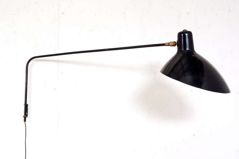 For your consideration a vintage wall sconce by Vittoriano Vigano.

Aluminum shade painted in black. Requires bayonet bulb. (One will be included with the lamp).
Dimensions: 9 1/2