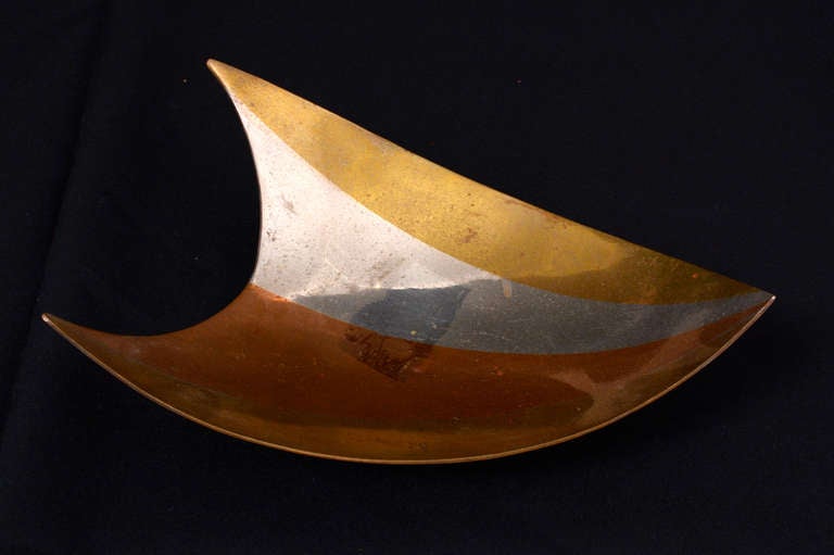 For your consideration a vintage sculptural dish in a triangular shape.

Mounted in three solid sphere shaped made of solid brass.

Very impressive design welded with silver. 

Unmarked, no foundry or markings from the maker.