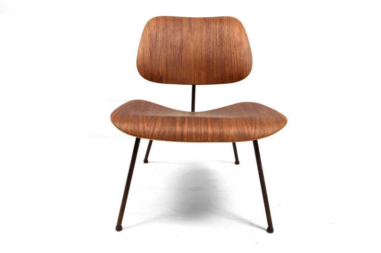 For your consideration a vintage LCM chair by Charles Eames for Herman Miller. Walnut wood with black iron frame. 

Retains original Herman Miller label