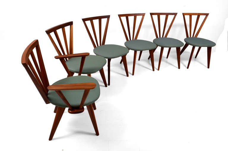 For your consideration a mid-century modern dining table with six dining chairs. 

Sculptural chairs constructed with solid walnut wood. The legs have  tapered finish and they are set up in skew angle. 

The back rest is a triangular shape with