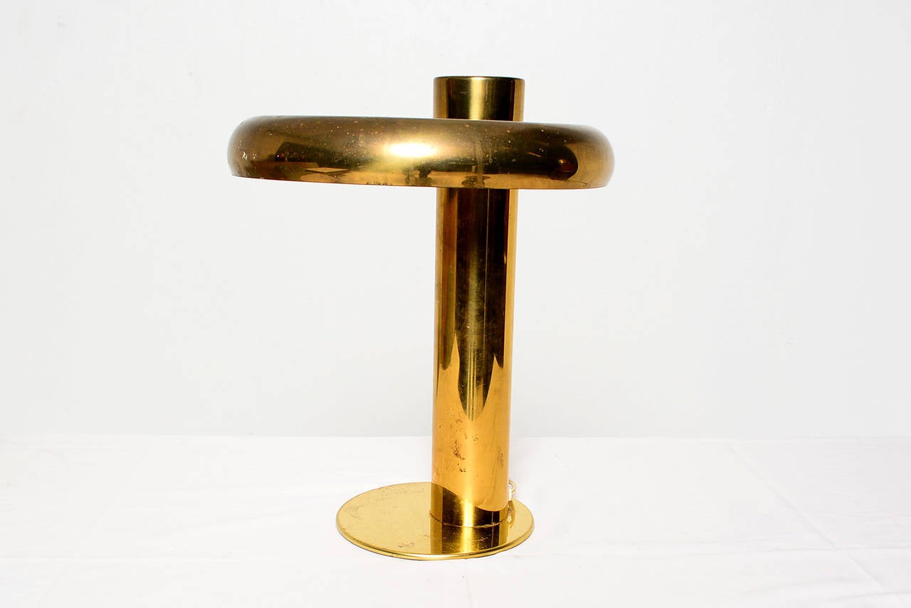 For your consideration a vintage desk lamp in brass with sculptural shape. 
Unmarked.
Tested and working.

 

