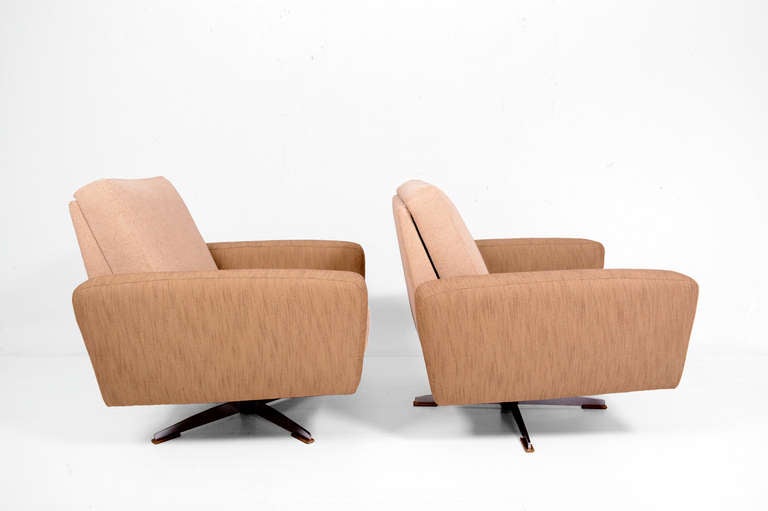 Mid Century Modern Pair of Club Chairs In Excellent Condition In Chula Vista, CA
