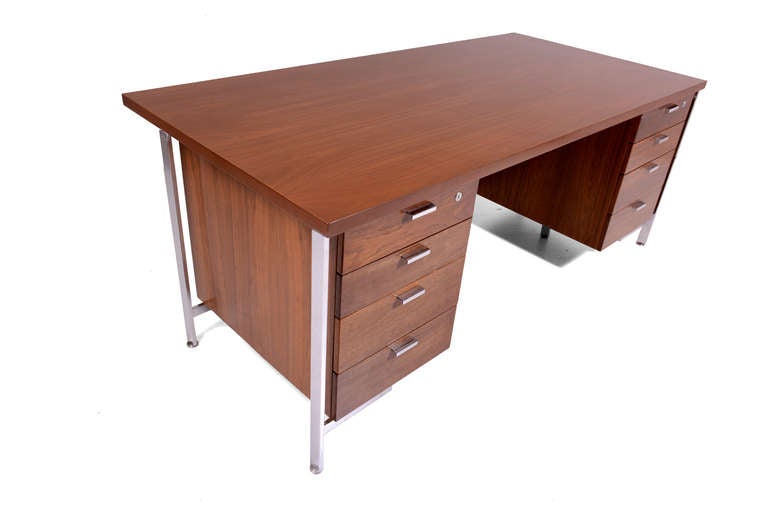 Mid Century Modern Walnut Desk In Excellent Condition In Chula Vista, CA