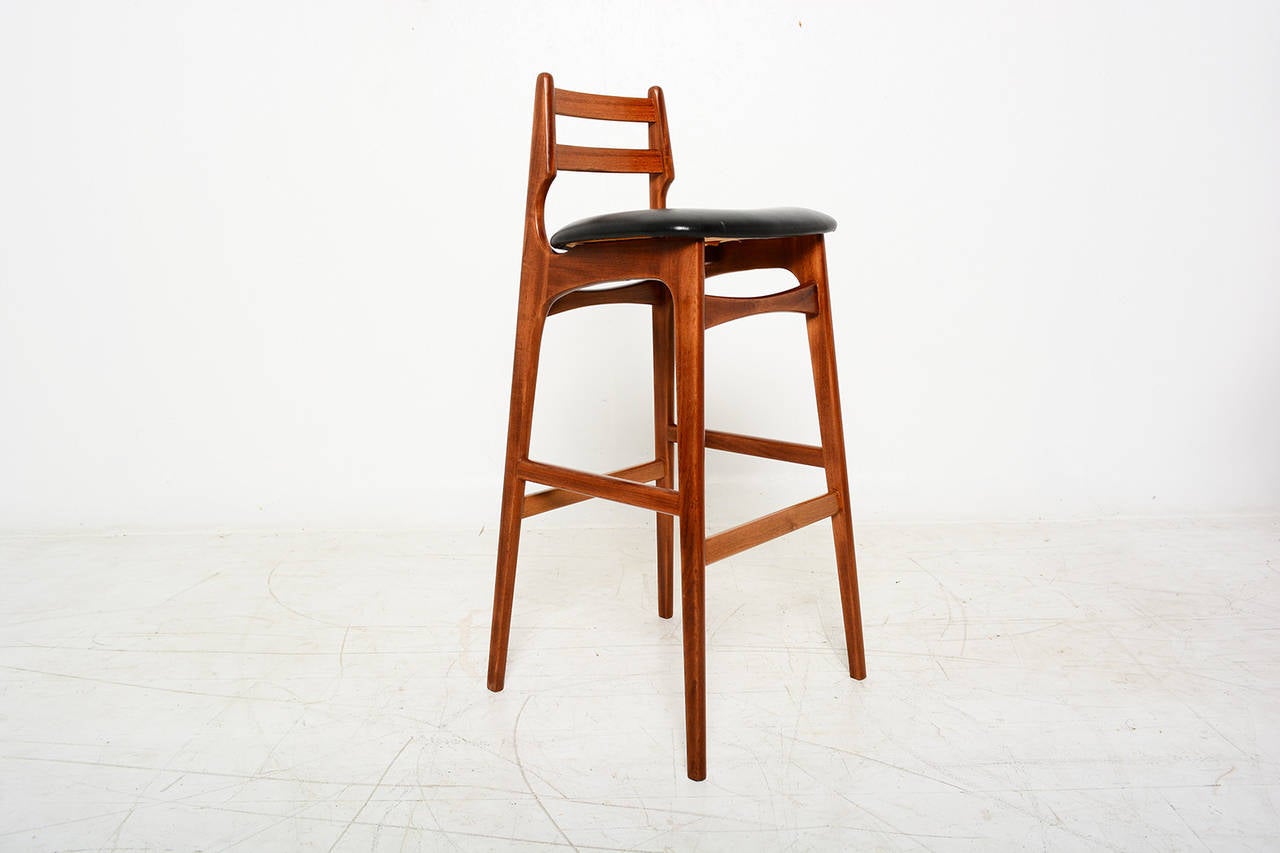 For your consideration a teak bar stool with sculptural lines. 
Black naugahyde seat.