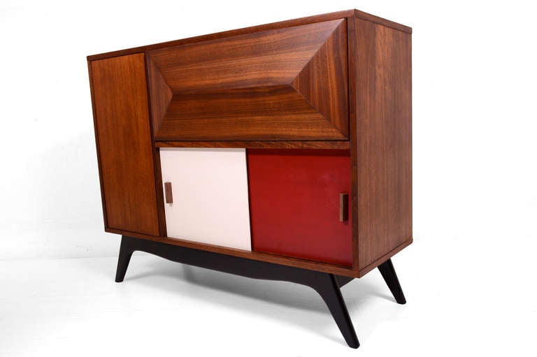 Pour votre considération, un bar en noyer moderne du milieu du siècle. 

Fabriqué en bois de noyer. Descendre  La porte est construite avec de l'acajou et du formica blanc à l'intérieur. 

L'intérieur s'illumine dès l'ouverture des portes.