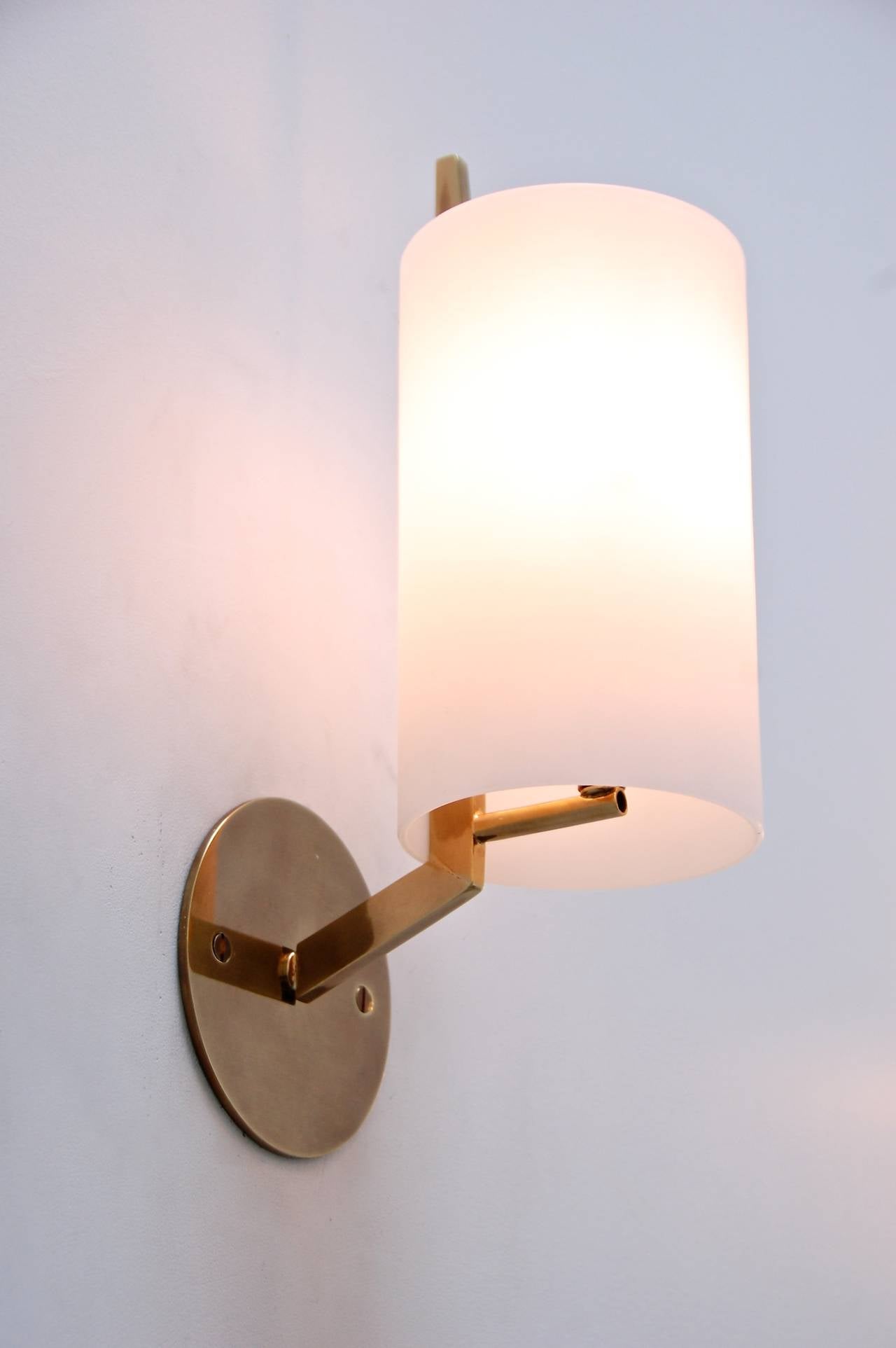 Elegant single Italian sconce from the 1950s in brass and opaque blown glass.
