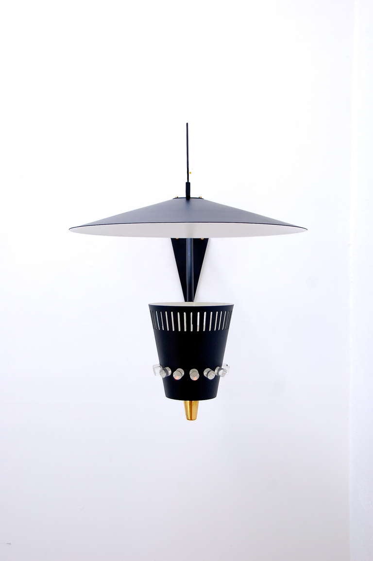 Grande applique da esterno unica nel suo genere con dettagli di montaggio in lucite. Con una produzione di alta qualità, questa applique ha una personalità audace per gli spazi esterni.

Larghezza: 20