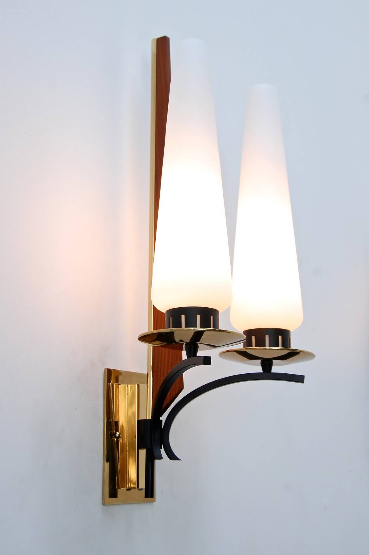 Large single Mid-Century sconce from Italy. Beautiful mélange of wood, blown glass and brass. Fully rewire for use in the US.