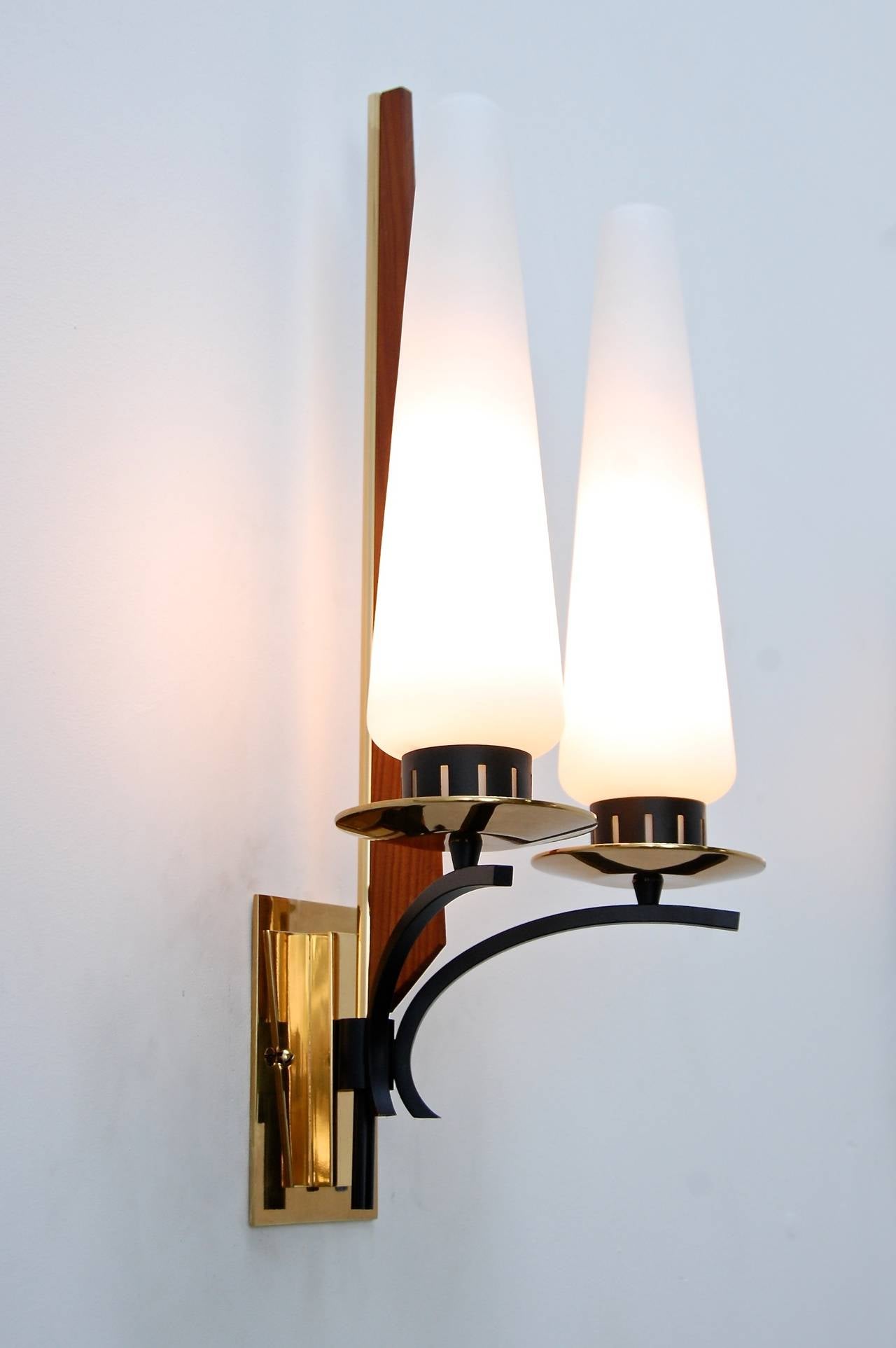 Grande applique simple du milieu du siècle en Italie. Magnifique mélange de bois, de verre soufflé et de laiton. Entièrement recâblé pour une utilisation aux États-Unis.