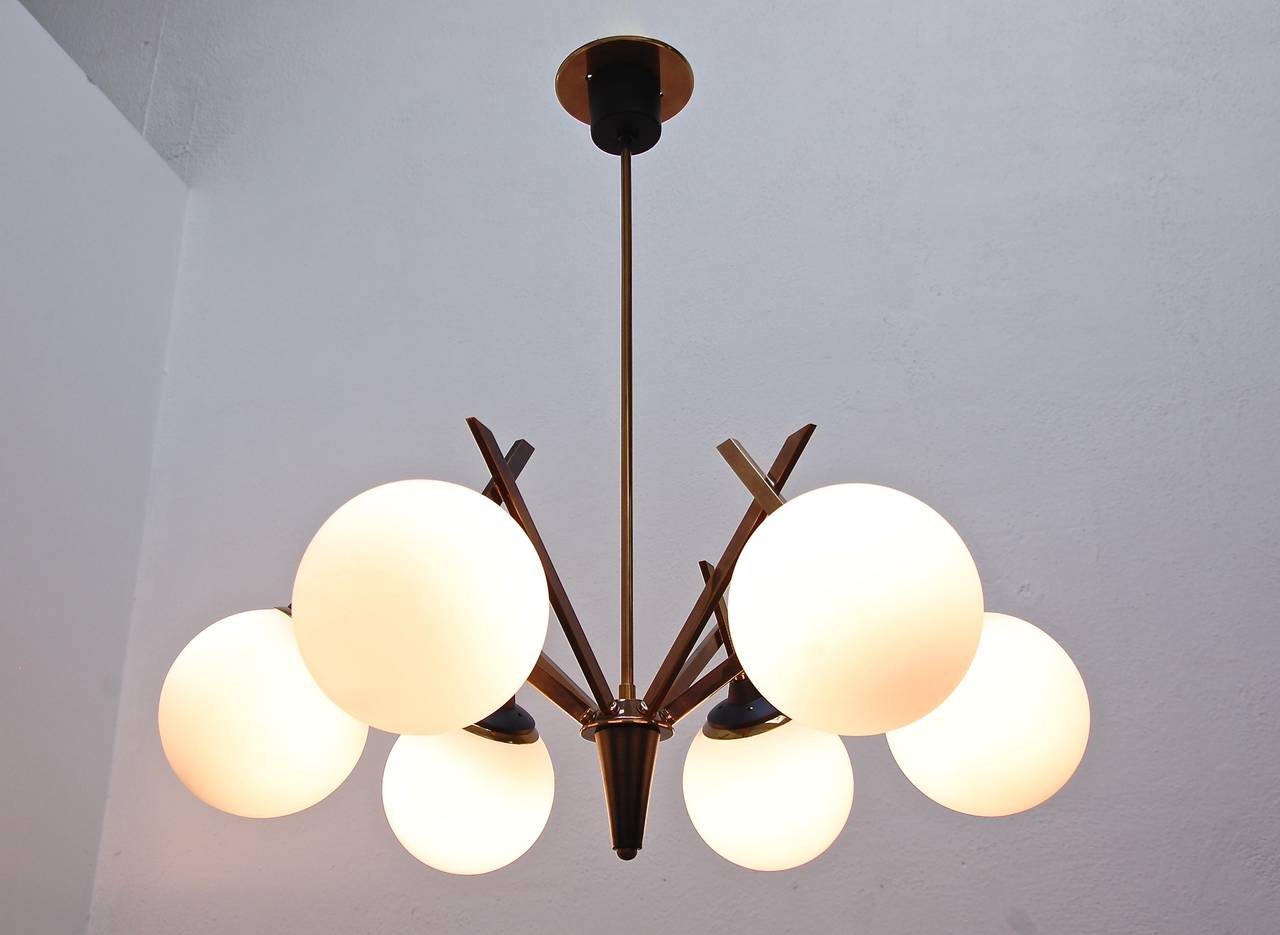Dramatic Mid-Century six-globe chandelier by Stilnovo, Italy. Wired for use in the US. Candelabra based sockets.

Current drop: 28