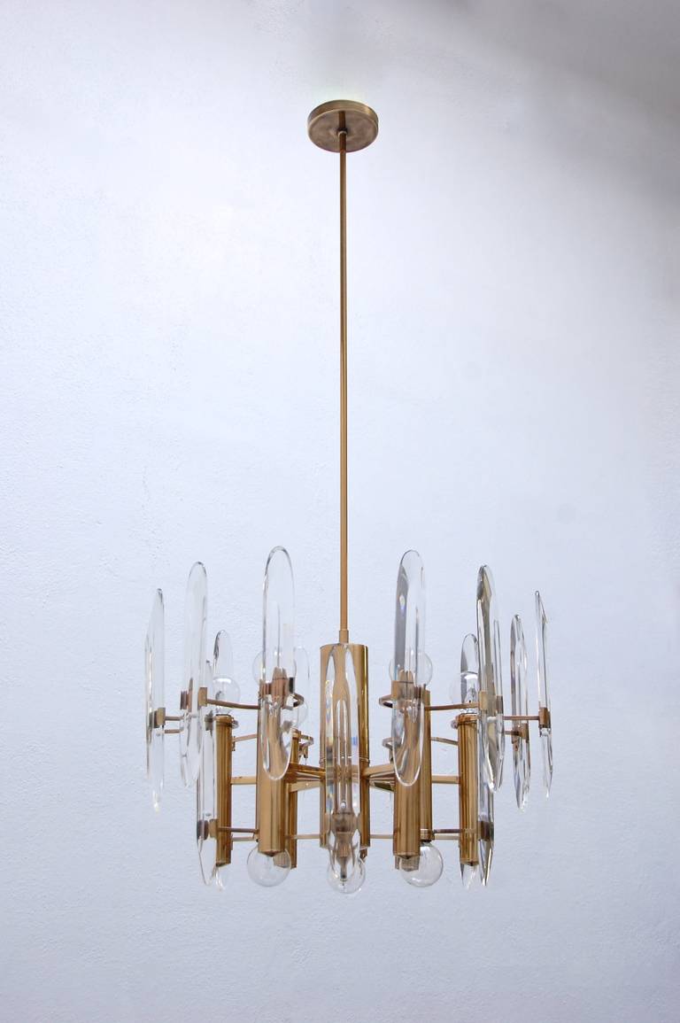 Classic Sciolari Chandelier from Italy with characteristic use of crystal glass and layered tiers of brass.

Current drop: 42