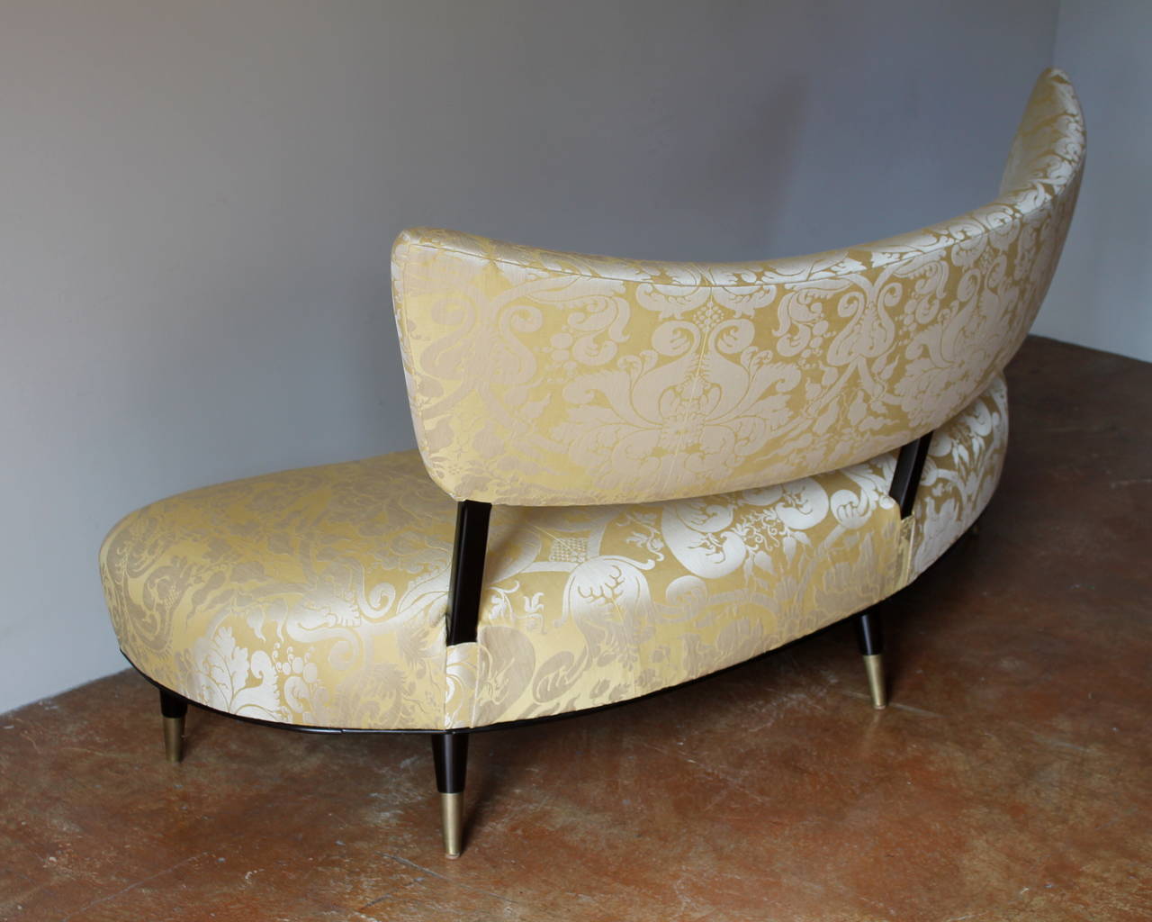 Large-Scale 1950s Italian Floating Curved Sofa in Silk Fabric For Sale 3