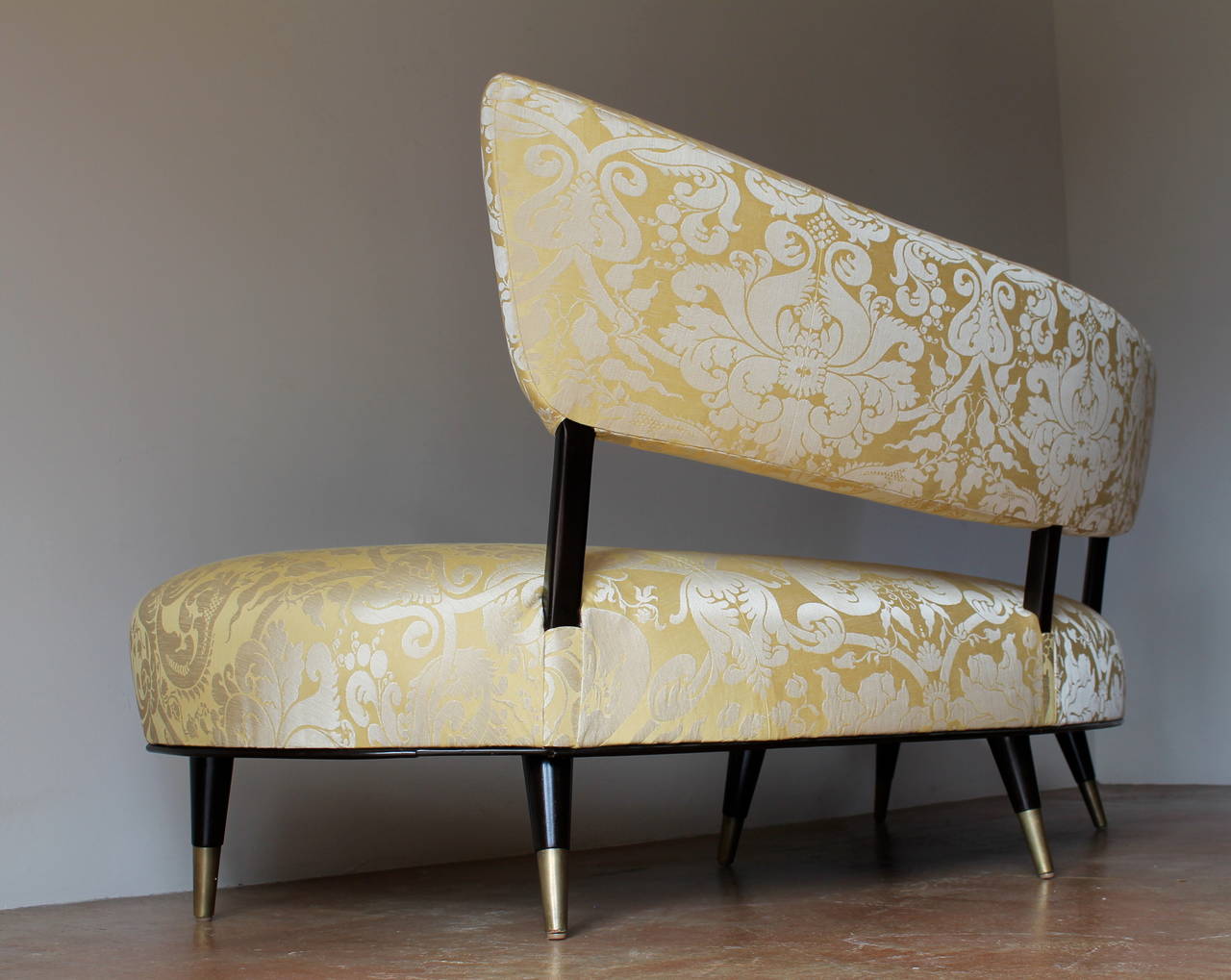 Brass Large-Scale 1950s Italian Floating Curved Sofa in Silk Fabric For Sale