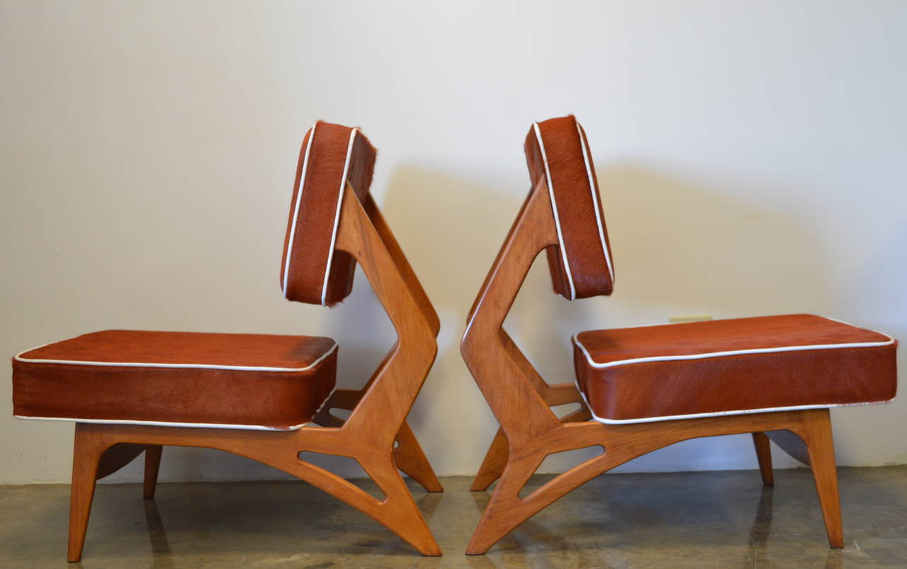 Mid-Century Modern Pair of Brazilian Lounge Chairs in Brown Argentinian Cowhide, circa 1960s