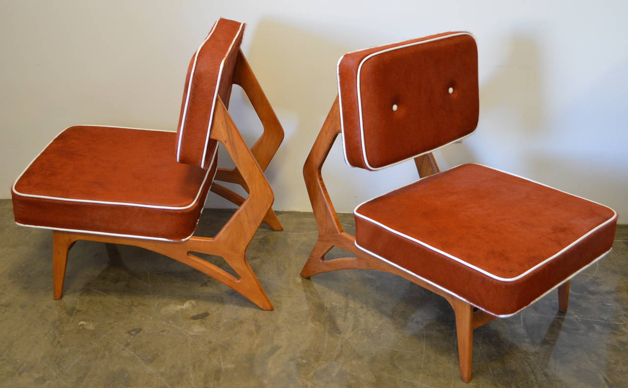 Mid-20th Century Pair of Brazilian Lounge Chairs in Brown Argentinian Cowhide, circa 1960s