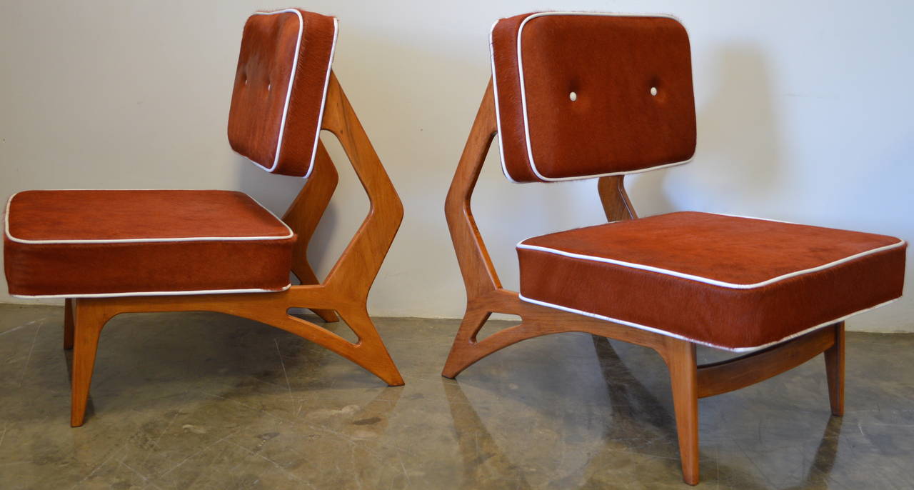 Amazing pair of 1960s sculptural Brazilian lounge chairs.
In beautiful brown Argentinian cowhide.