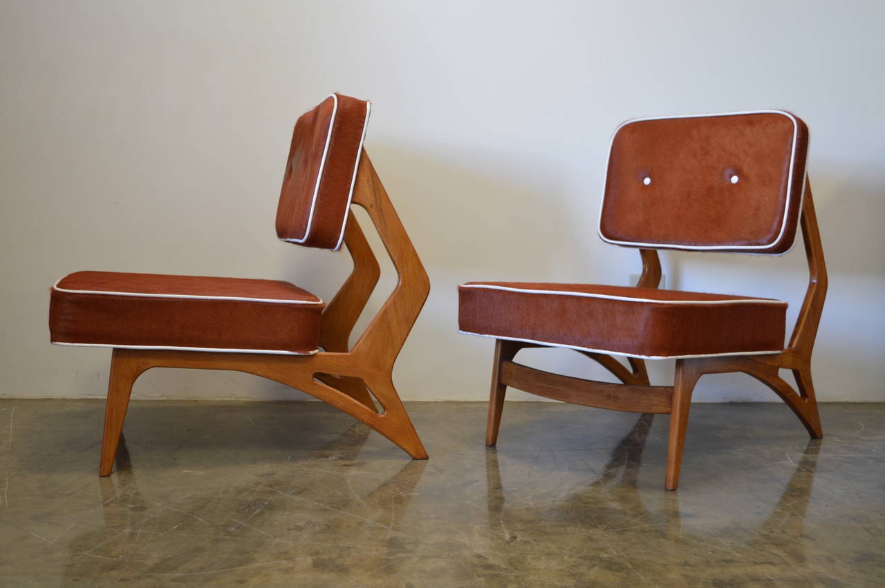 Pair of Brazilian Lounge Chairs in Brown Argentinian Cowhide, circa 1960s In Good Condition In San Diego, CA