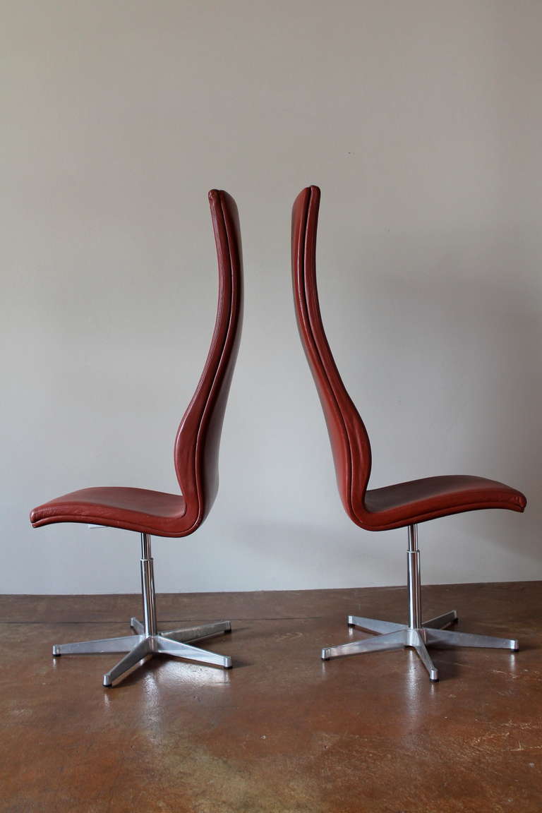 Set of Two Tall Leather Oxford Chairs by Arne Jacobsen, circa 1970 For Sale 2