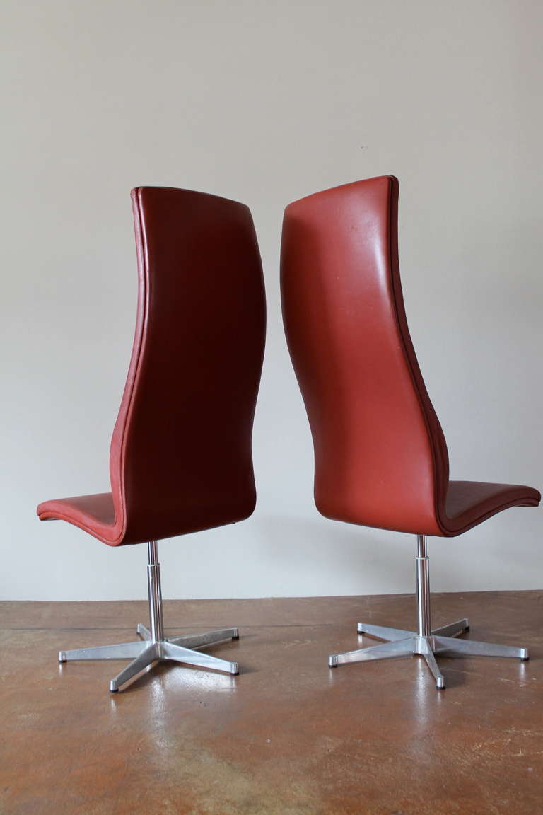 Set of Two Tall Leather Oxford Chairs by Arne Jacobsen, circa 1970 For Sale 3