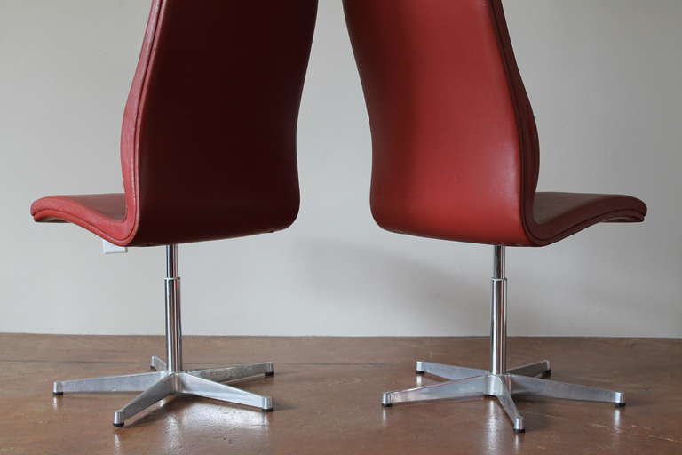 Aluminum Set of Two Tall Leather Oxford Chairs by Arne Jacobsen, circa 1970 For Sale