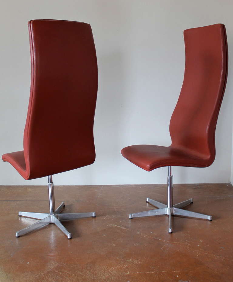 Mid-Century Modern Set of Two Tall Leather Oxford Chairs by Arne Jacobsen, circa 1970 For Sale