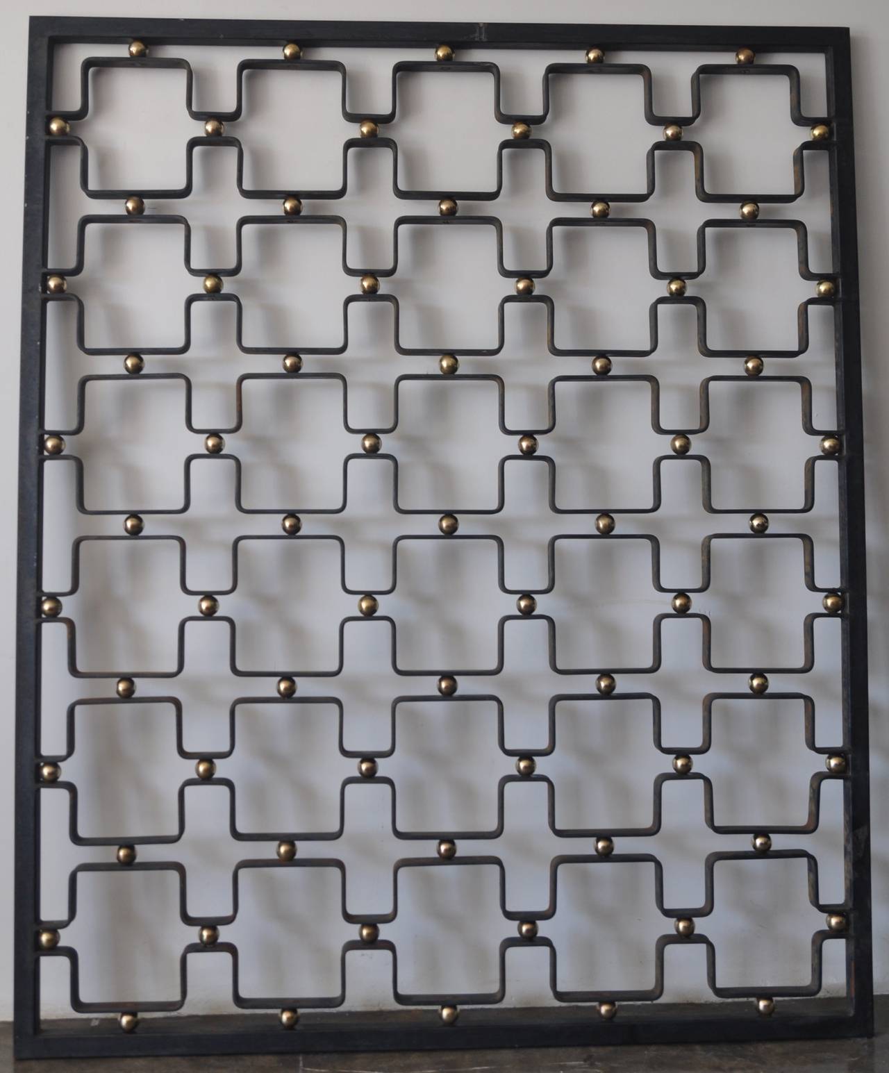 Mid-20th Century Pair of Wrought Iron and Brass Screens by Jean Royère, France, 1950s For Sale