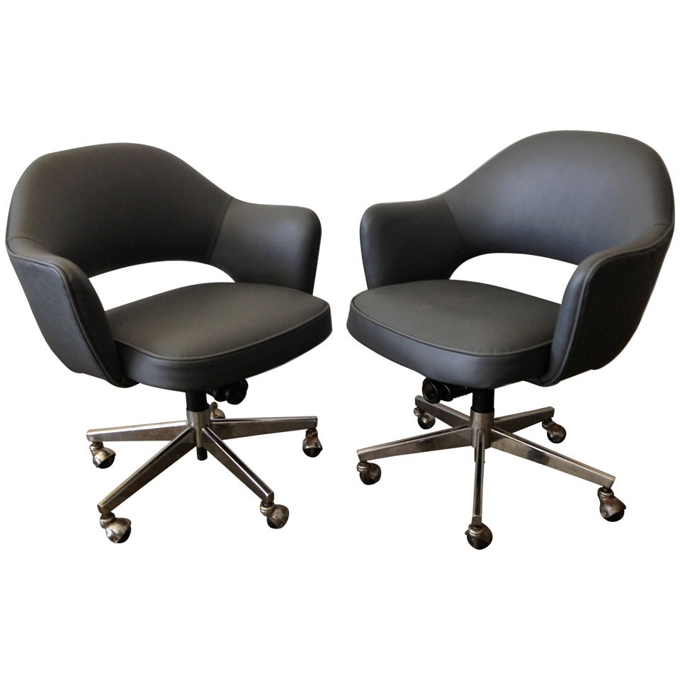 Vintage Leather Saarinen Executive Arm Chairs by Knoll c.1960
s