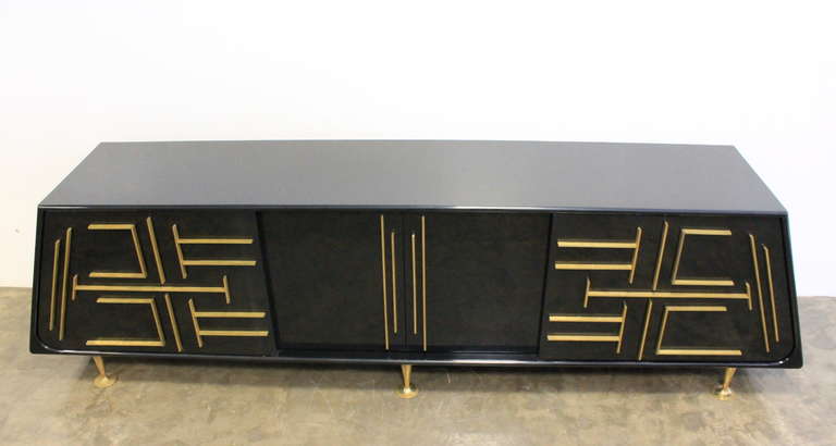 Rare custom-made black lacquered pyramid credenza.
By Mexican architect and designer Eugenio Escudero.
Very hard to find!
Mexico City, circa 1950s.
Beautiful angled ends.
Mexican mahogany with bronze accents and trompet sabots.