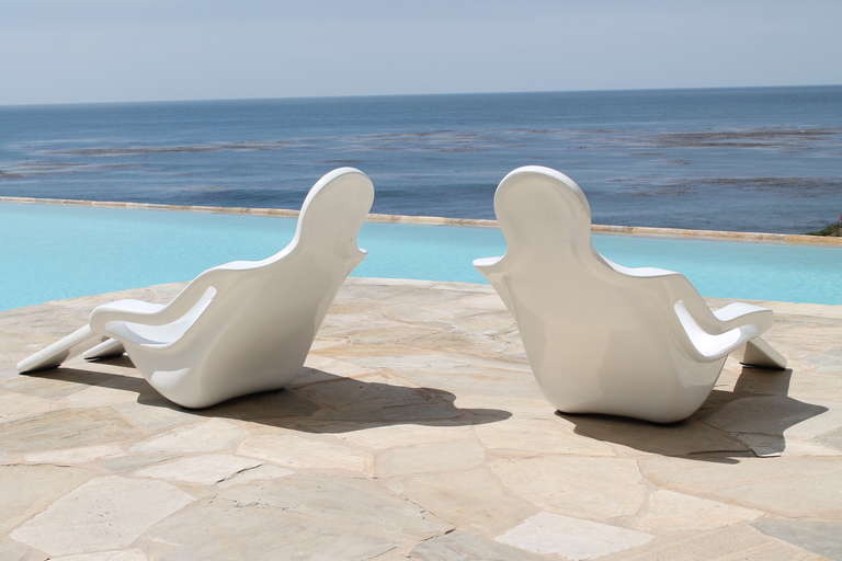 Mexican Set of 4 Unusual Human-Shaped Fiberglass Chaises. Mexico, 1970.