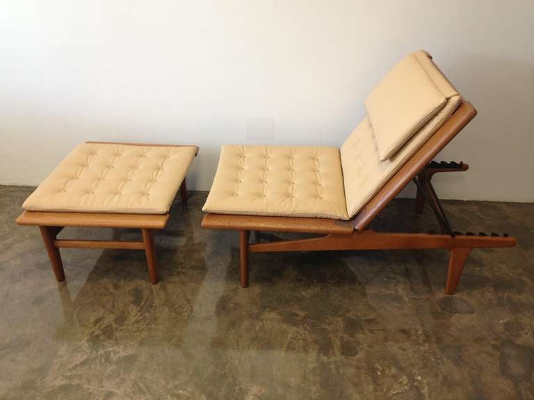 Mid-Century Modern Outstanding Hans Wegner Lounge-Chair/Daybed    (Padouk Wood and Leather) c.1954