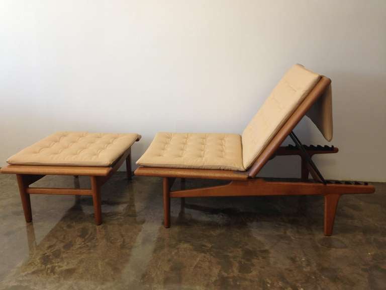 Danish Outstanding Hans Wegner Lounge-Chair/Daybed    (Padouk Wood and Leather) c.1954
