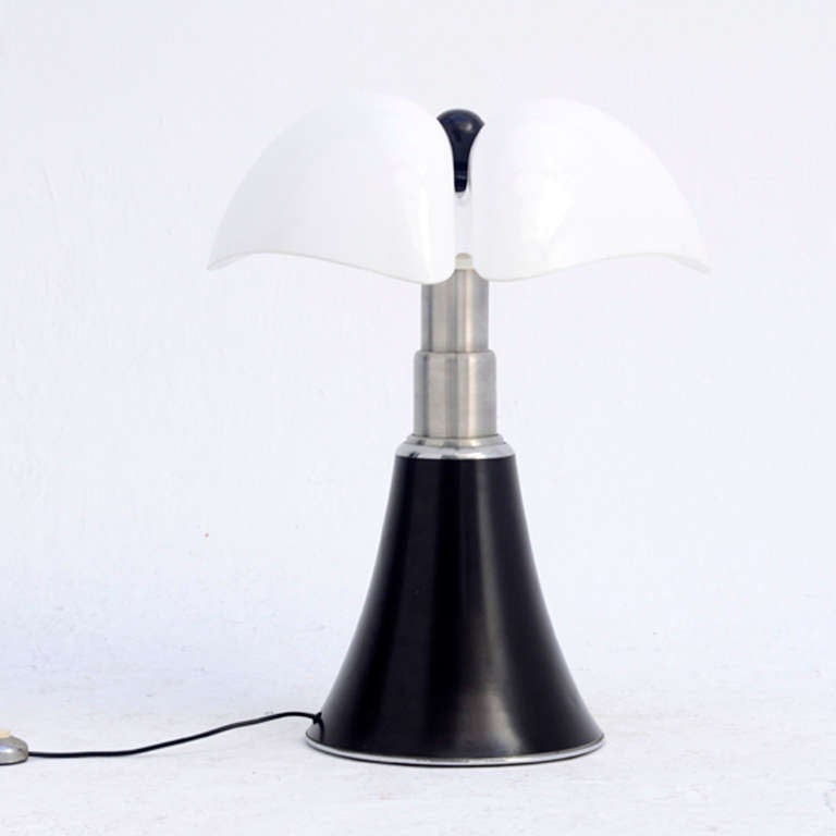 Table lamp designed by Gae Aulenti Mod. Pipistrello with black lacquer aluminium base and regulable steel piston. And white methacrylater diffuser.  Italy 1965.