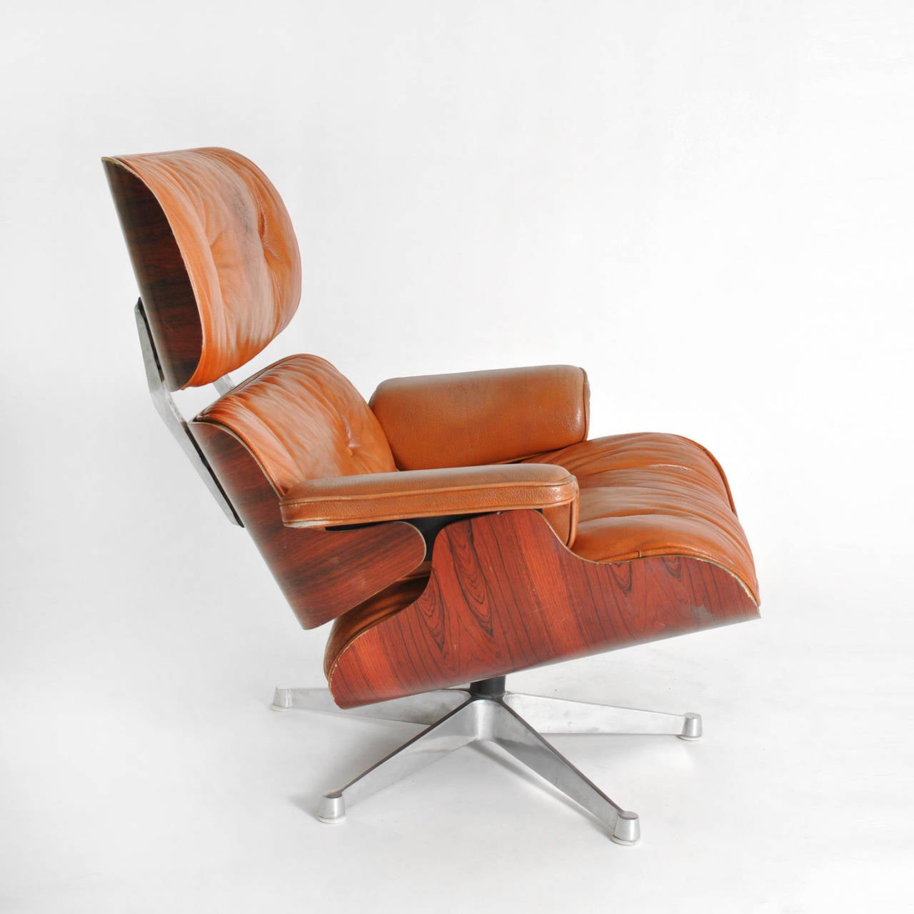 Lounge Chair and Ottoman by Charles & Ray Eames In Good Condition In Madrid, ES
