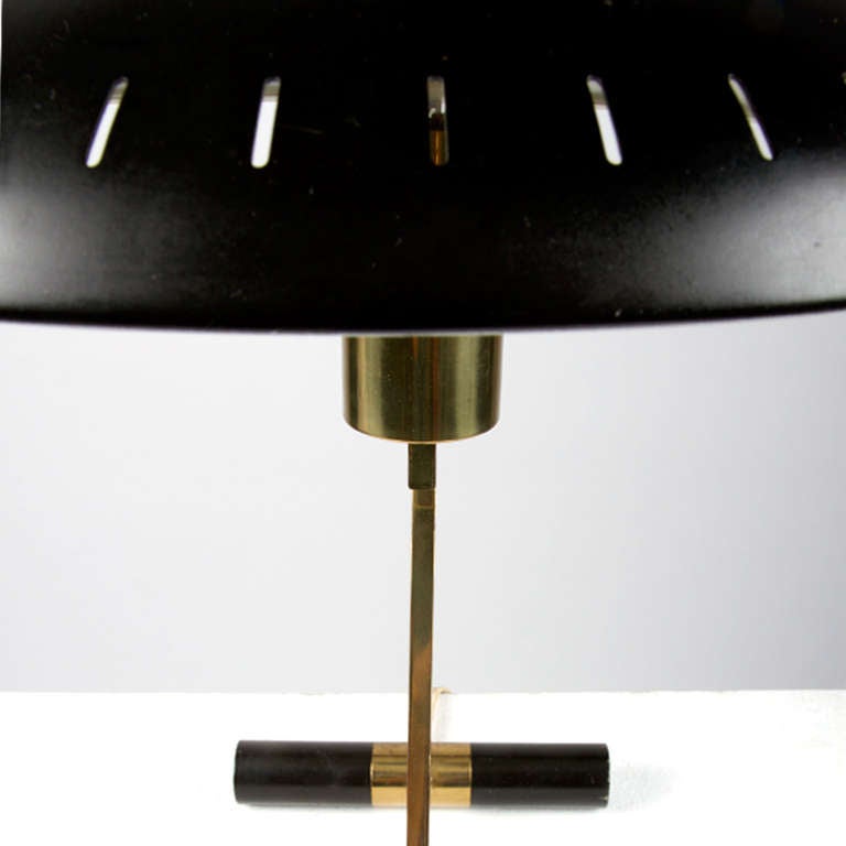 Table lamp designed by Louis Kalf for Phillips made in golden brass and black laqued metal lampshade and feet in bakelita. 1958 . Measures: 44x43 cm
