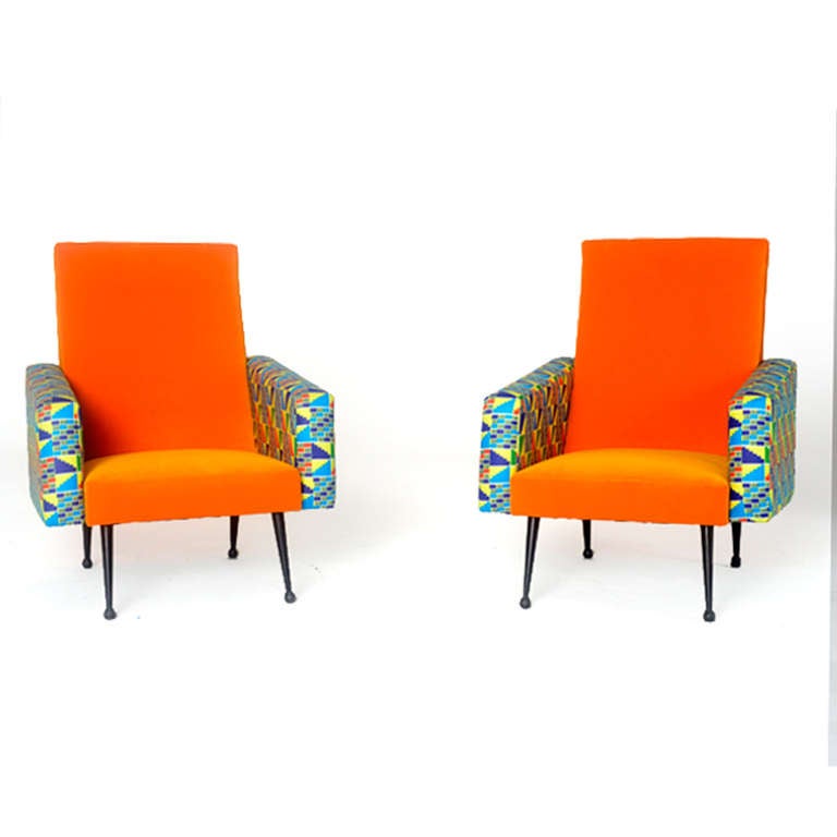 Pair of armchairs with structure made in solid wood and black laqued leged. Ulphostered in orange cooton velvet edited by Gancedo and sides ulphstered in Gahna’s Kente with geometrical pattern. Italy 1950. Measures: 67x 80 x33/83 (h)