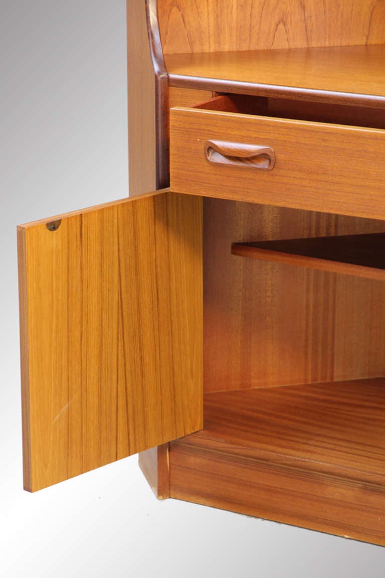 Ib Kofod Larsen Danish Modern Teak Corner Curio Cabinet In Excellent Condition In Fairfield, ME