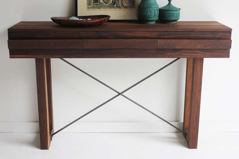 XXI secolo e contemporaneo Console in noce con cassetti in vendita