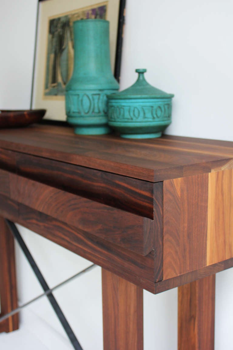 Mid-Century moderno Console in noce con cassetti in vendita