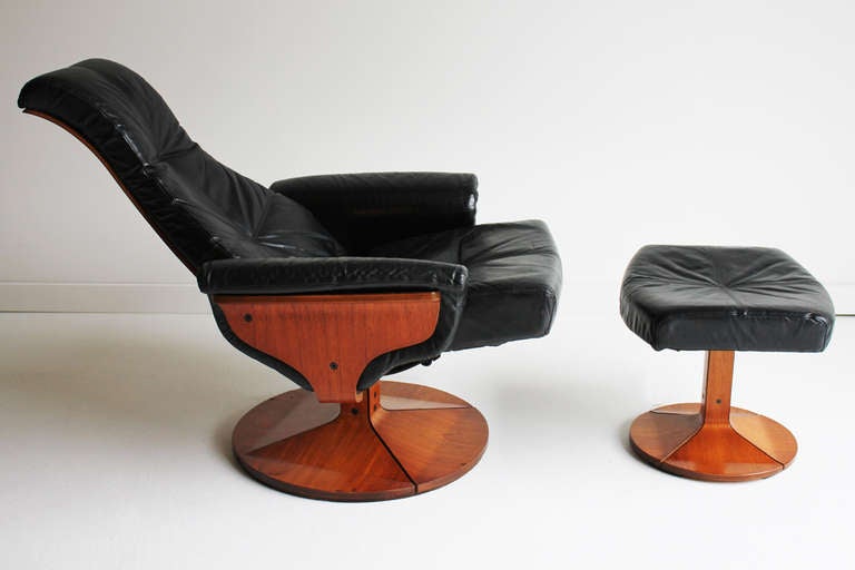 Mid Century Lounge Chair and Ottoman In Excellent Condition In Oak Harbor, OH