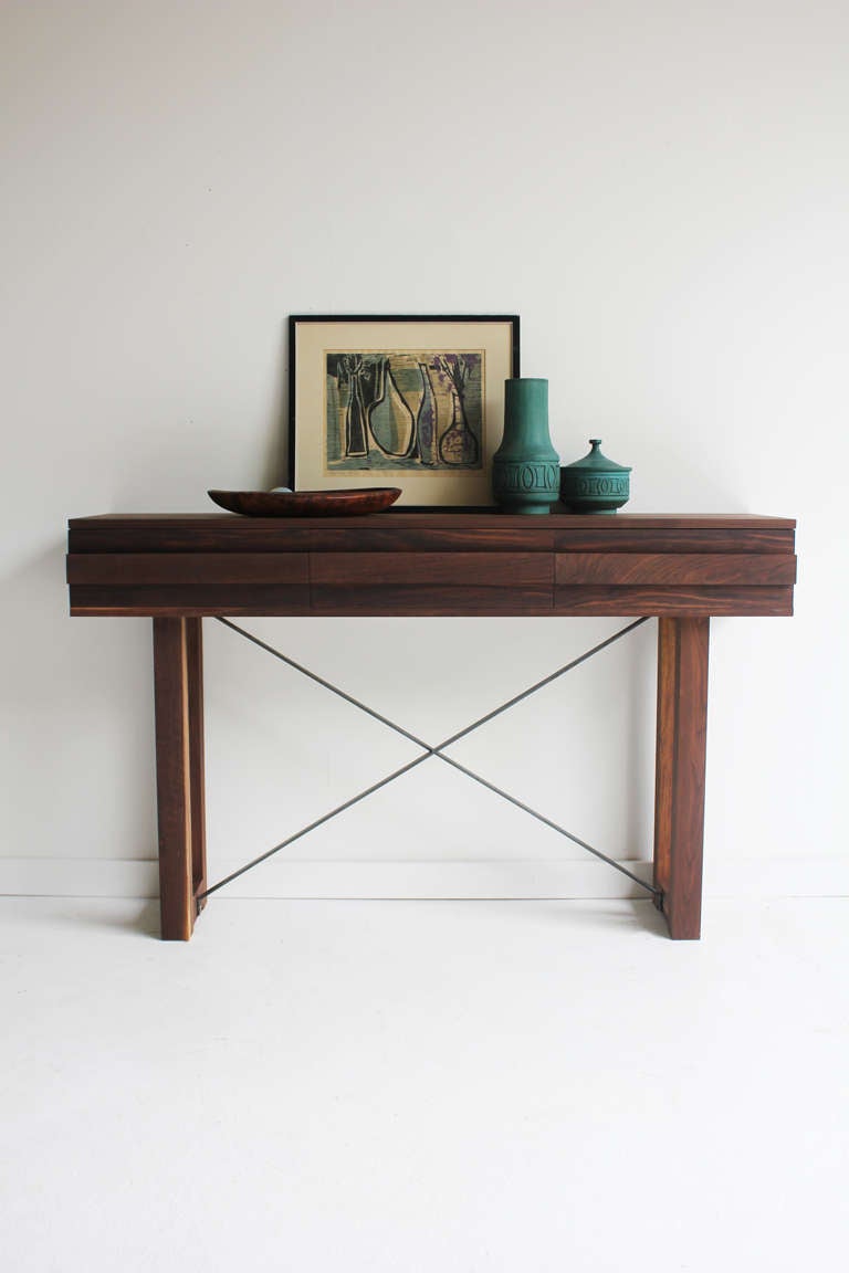 Questa consolle in noce con cassetti è realizzata nel cuore dell'Ohio con noce di provenienza locale. Ogni console è realizzata a mano in noce nero massiccio e rifinita con una splendida finitura opaca che abbiamo perfezionato per anni. Per noi è