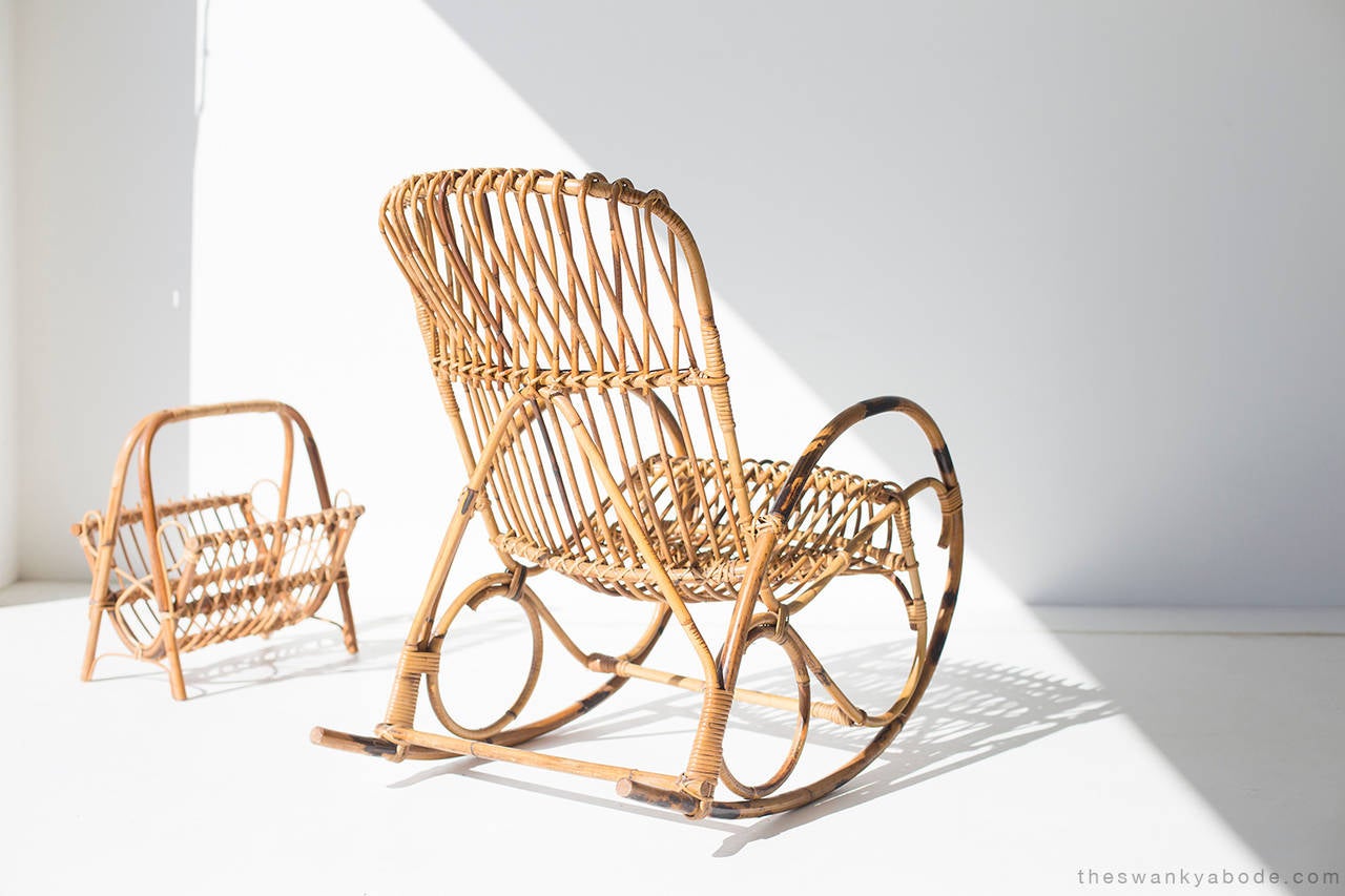 Mecedora de mimbre estilo Franco Albini y revistero mediados del siglo XX en venta