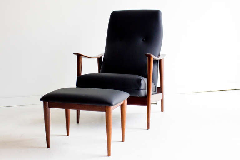 Designer: Unknown.

Manufacturer: Westnofa.
Period and model: Mid-Century Modern.
Specifications: Wood, leather.

Condition:

This Westnofa lounge chair and ottoman are in excellent restored condition. Reupholstered with original integrity
