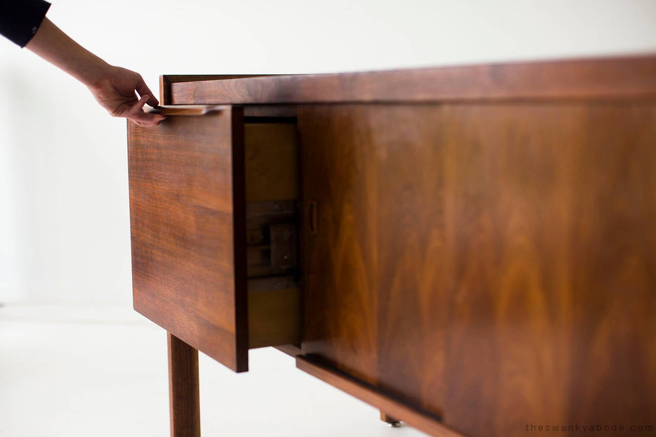 Designer: Unknown

Manufacturer: Unknown.
Period and model: Mid-Century Modern.
Specifications: Walnut veneer.

Condition:

This Danish walnut credenza is in very good vintage condition with age appropriate wear. The walnut veneer looks