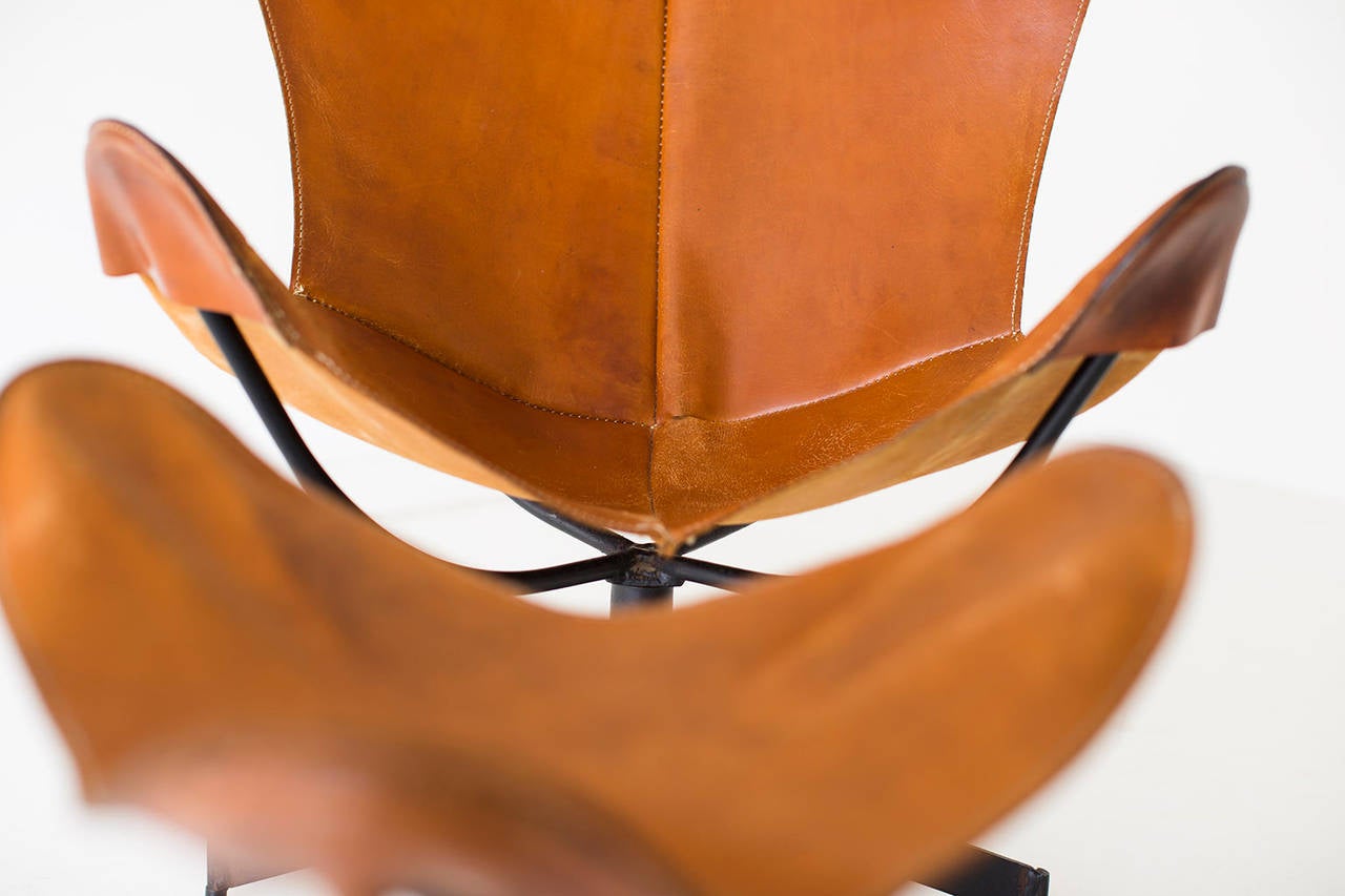 Designer: Style Of William Katavolos.

Manufacturer: Leathercraft.
Period or model: Mid-Century Modern.
Specs: Leather, Iron.

Condition:

This leather sling chair and ottoman for LeatherCrafter are in original condition. The leather shows